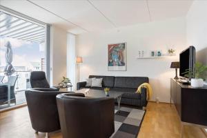 een woonkamer met een bank en een tafel bij 0387-Romo-Nordre-Havnevej-18 in Havneby