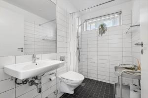 Un baño blanco con lavabo e inodoro. en 0269-Romo-Nordre-Havnevej-62, en Havneby 20 fotos más
