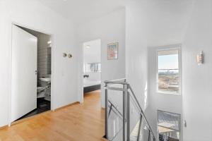 Habitación blanca con escalera y dormitorio en 0269-Romo-Nordre-Havnevej-62, en Havneby