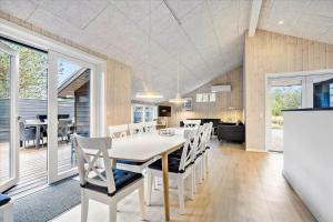 een eetkamer met een tafel en stoelen bij 0200-Romo-Elmegardsvej-10 in Tagholm