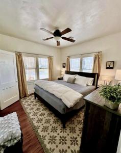 una camera da letto con un letto e un ventilatore a soffitto di Cozy Campus Cottage a Norman