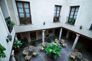 a courtyard with tables and chairs in a building at Hospedería Real Casona la Beltraneja in Belmonte