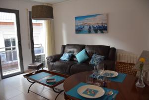 sala de estar con sofá y mesa en Apartamento Flavia I Espalter, en Sitges