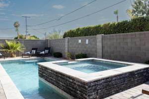 Bazén v ubytování Lavish Luxuries in Old Town nebo v jeho okolí