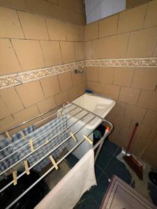 a room with a bed in a bathroom with towels at Hospedagem no centro da cidade! in Macaé