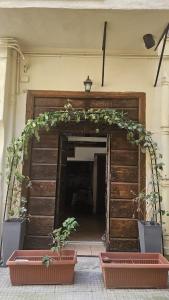 una entrada a un edificio con un arco con plantas en Historic Center Campo de Fiori, en Roma