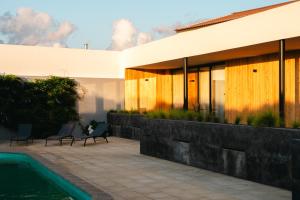 una casa con piscina al lado de un edificio en GILS Experience, en Ribeira Grande