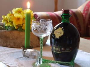 ヴァルタースドルフにあるOne-bedroom apartmentのワイン1本、グラス1杯(キャンドル付)