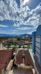 Vue de tête d'une ville avec des bâtiments et des toits dans l'établissement Ubatuba Praia do Itagua Apto Espetacular Completo inteiro, à Ubatuba