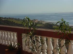balcón con barandilla blanca y algunas plantas en Villa Sunset B&B, en Aourir