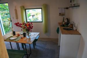 a small kitchen with a table with flowers on it at Vista do Sincorá in Ibicoara