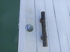 a door with a door knob and a metal pole at Vista do Sincorá in Ibicoara