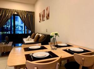 Χώρος καθιστικού στο Garden Balcony 2BR Home with Great Facilities and Parking