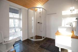 Ένα μπάνιο στο 11806-Nykobing-Sj-Klintegarden-1 +20 φωτογραφίες