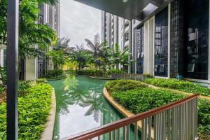 Κήπος έξω από το Garden Balcony 2BR Home with Great Facilities and Parking