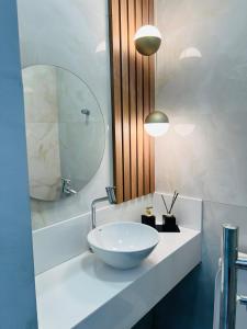 a bathroom with a bowl sink and a mirror at Penthouse with a privileged view in Governador Valadares