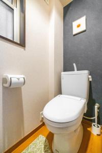 ein Badezimmer mit einer weißen Toilette in einem Zimmer in der Unterkunft Kyoto - House - Vacation STAY 13833 in Kyoto + 26 Fotos