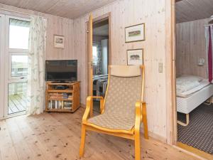 Μια τηλεόραση ή/και κέντρο ψυχαγωγίας στο 6 person holiday home in Fanø-By Traum