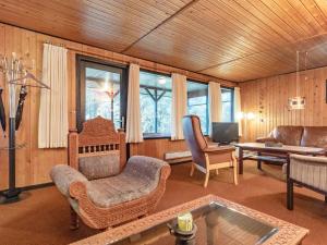 un salon avec une chaise et un canapé dans l'établissement 6 person holiday home in Hals-By Traum, à Hals 30 autres photos