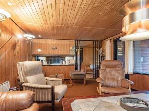 un salon avec deux chaises et une table dans l'établissement 6 person holiday home in Hals-By Traum, à Hals