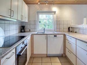 Η κουζίνα ή μικρή κουζίνα στο 12 person holiday home in Væggerløse-By Traum