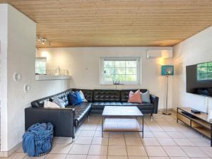 Χώρος καθιστικού στο 12 person holiday home in Væggerløse-By Traum