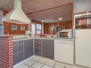 Kuchyň nebo kuchyňský kout v ubytování 6 person holiday home in Bindslev-By Traum