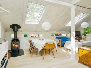 吉利勒杰4 person holiday home in Gilleleje-By Traum的带桌子和壁炉的客厅