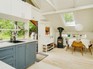 吉利勒杰4 person holiday home in Gilleleje-By Traum的厨房以及带桌子和炉灶的用餐室 更多35张照片