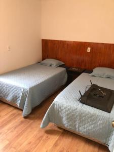 a bedroom with two beds and a desk at casa para empresa o vacaciones in Iquique