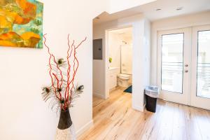 a living room with a vase with flowers in it at Modern 1-Bedromm Loft In Hollywood With Viwe of Hollywood Sign in Los Angeles