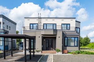 una gran casa blanca con un mirador en Sekka, en Furano