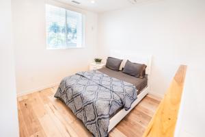 a bedroom with a bed and a window at Modern 1-Bedromm Loft In Hollywood With Viwe of Hollywood Sign in Los Angeles