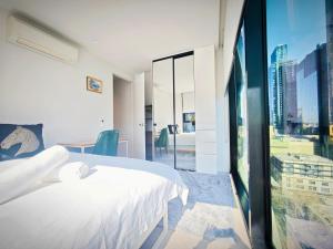 Un pat sau paturi într-o cameră la Melbourne City 2 Bedrooms, Double Beds, High Rise View +20 fotografii