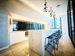 O bucătărie sau chicinetă la Melbourne City 2 Bedrooms, Double Beds, High Rise View