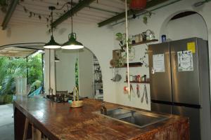 eine Küche mit Spüle und Kühlschrank in der Unterkunft Elmar Hostel in Bacalar