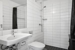 Un baño blanco con lavabo e inodoro. en 0427-Romo-Nordre-Havnevej-58, en Havneby 16 fotos más