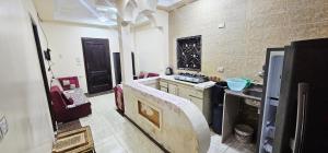 a kitchen with a stove and a sink in it at جمصه Amoun Chalet Gamasa in Jamaşah