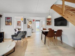 Sønderbyにある0458-Romo-Vestergade-129-App-91のテーブルと椅子のあるダイニングルームとリビングルーム