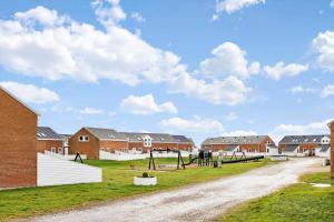 Sønderbyにある0458-Romo-Vestergade-129-App-91の家の前に遊び場がある未舗装の道路