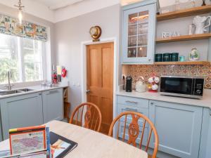 Η κουζίνα ή μικρή κουζίνα στο Seacroft Cottage +21 φωτογραφίες
