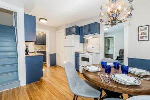 una cucina e una sala da pranzo con tavolo e sedie di Winter Stay by Corbitt Hospitality ad Annapolis Royal Altre 3 foto