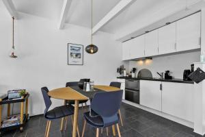 a kitchen and dining room with a table and chairs at LK1929-Lokken-Norgesvej-27-A in Løkken