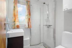 索尔图姆BL128-Saltum-Klaus-Bjergsvej-9的带淋浴和水槽的白色浴室 更多21张照片