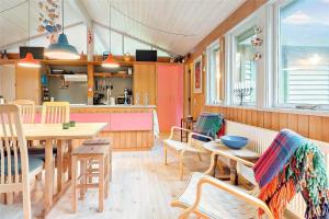 索尔图姆BL128-Saltum-Klaus-Bjergsvej-9的厨房兼餐厅，配有桌椅