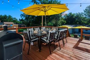 Fotografie z fotogalerie ubytování Spacious Ranch with Hot Tub & Game Room - Sleeps 24 v destinaci Omaha