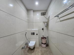 NagchalaにあるHotel Robo Nestのトイレとゴミ箱のある白いバスルーム +48枚の写真