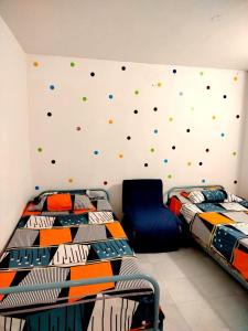 a bedroom with two twin beds and a wall with balls at APARTAMENTO, EL RODADERO, SANTA MARTA, COLOMBIA in Rodadero