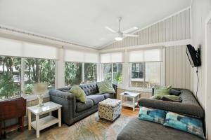 Istumisnurk majutusasutuses Charming Seabrook Island Retreat home