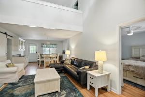 Voodi või voodid majutusasutuse Charming Seabrook Island Retreat home toas +32 fotot